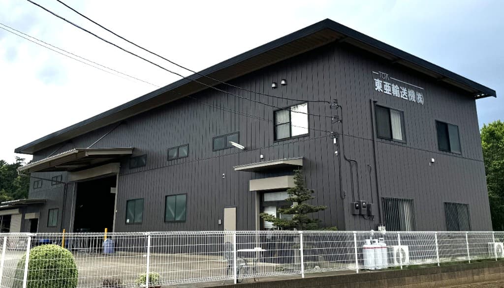 東亜輸送機の社屋外観